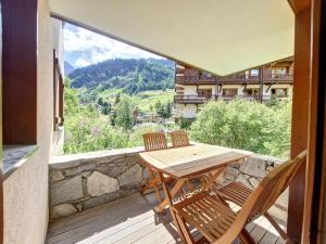 a wooden table and two chairs on a balcony at Appartement Val-d'Isère, 4 pièces, 8 personnes - FR-1-518-146 in Val-d'Isère