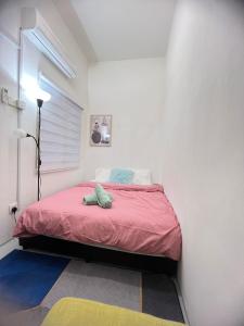 1 dormitorio con 1 cama con manta roja en SSR 41 SEREMBAN TOWN 4R3B homestay en Seremban