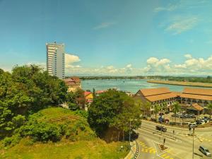uma vista para uma cidade com um rio e um edifício em ALVILLA - Jalan Sultan Ismail em Kuala Terengganu