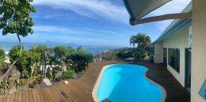 プナアウィアにあるSuite 2 à Temanahau Lodgeのデッキ上のスイミングプール付きの家