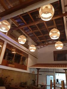 ein Restaurant mit mehreren Lichtern, die von der Decke hängen in der Unterkunft Hotel El Giro in Villa de Leyva