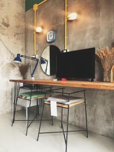 Yimwhan Hostel & Cafe Ayutthaya的电视和/或娱乐中心