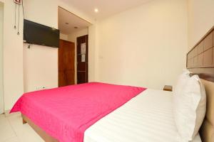 - une chambre avec un grand lit et une couverture rose dans l'établissement Hà Nội Vàng Hotel - Ngõ 4 Phương Mai - by Bay Luxury, à Hanoï