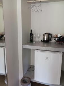 une cuisine avec un comptoir et 2 verres de vin dans l'établissement Recanto Berço das Aguas, à Piraquara