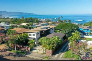 een luchtzicht op een buurt met huizen en de oceaan bij Walk Minutes to beach/Ocean views/with AC/Waimea Bay in Haleiwa