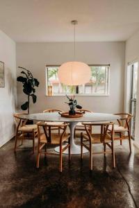 a dining room with a table and chairs at Walk Minutes to beach/Ocean views/with AC/Waimea Bay in Haleiwa