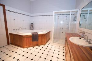 Ένα μπάνιο στο Inglenook Cottage Healesville