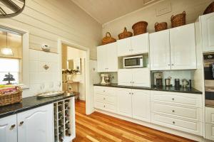 Η κουζίνα ή μικρή κουζίνα στο Inglenook Cottage Healesville