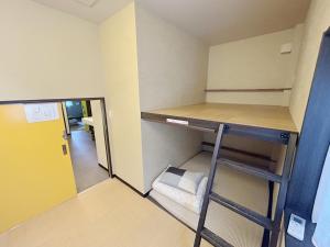 Poschodová posteľ alebo postele v izbe v ubytovaní 名古屋 Sakuraya 全屋抗菌涂层预防处理 6分钟直达名古屋车站 2间独立卫生间 2间独立淋浴房 4间卧室