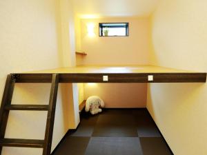 Poschodová posteľ alebo postele v izbe v ubytovaní 名古屋 Sakuraya 全屋抗菌涂层预防处理 6分钟直达名古屋车站 2间独立卫生间 2间独立淋浴房 4间卧室