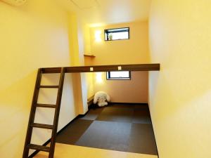 Poschodová posteľ alebo postele v izbe v ubytovaní 名古屋 Sakuraya 全屋抗菌涂层预防处理 6分钟直达名古屋车站 2间独立卫生间 2间独立淋浴房 4间卧室