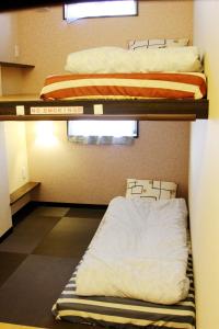 Posteľ alebo postele v izbe v ubytovaní 名古屋 Sakuraya 全屋抗菌涂层预防处理 6分钟直达名古屋车站 2间独立卫生间 2间独立淋浴房 4间卧室