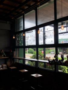 Yimwhan Hostel & Cafe Ayutthaya餐厅或其他用餐的地方