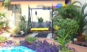 Bazén v ubytování BUTTERFLY GARDEN BOUTIQUE RESIDENCES A luxury oasis & Lifestyle Destination by NEANG The amenities you want at an affordable price EX Large 1-3 bedroom Free WIFI Rain shower Spa Bath Staff 24-7 nebo v jeho okolí