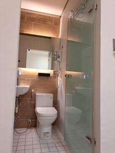 La salle de bains est pourvue de toilettes et d'un lavabo. dans l'établissement King Wow Inn, à Tainan