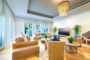 Posezení v ubytování Contemporary Spanish Style Beachfront Villa In Palm Jumeirah