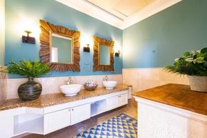 Koupelna v ubytování Contemporary Spanish Style Beachfront Villa In Palm Jumeirah