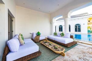 Postel nebo postele na pokoji v ubytování Contemporary Spanish Style Beachfront Villa In Palm Jumeirah
