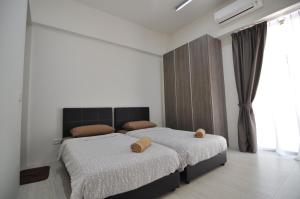 Ένα ή περισσότερα κρεβάτια σε δωμάτιο στο By The Sea Ground Floor with Pool Facing 3A