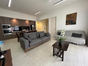 Η κουζίνα ή μικρή κουζίνα στο By The Sea Ground Floor with Pool Facing 3A