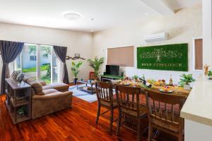 Φωτογραφία από το άλμπουμ του 最大10人築浅庭付き 南部を満喫したい方に1番のおすすめ宿 Gold experience σε Yaese