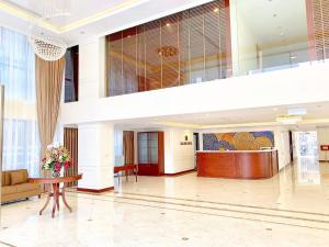 un hall d'un hôtel avec une réception dans l'établissement Cầu Giấy Hotel -110 đường Cầu Giấy - by Bay Luxury, à Hanoï
