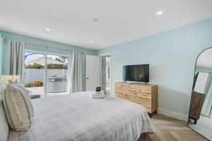 ブレーデントンにあるTranquil Breezeの大きなベッドとテレビのある寝室 +42枚の写真