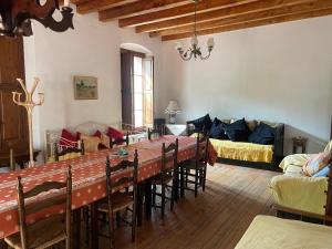 una sala de estar con una mesa larga y un sofá en Escapada rural para descansar - Cicloturismo - Provincia Girona, en Osor