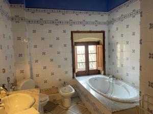 y baño con bañera, aseo y lavamanos. en Escapada rural para descansar - Cicloturismo - Provincia Girona en Osor