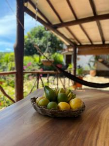 una cesta de fruta sentada en una mesa en Hostal Villa San Rafael en Barichara