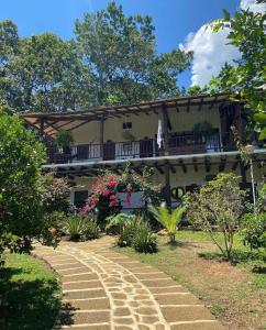 una casa con una pasarela delante de ella en Hostal Villa San Rafael en Barichara