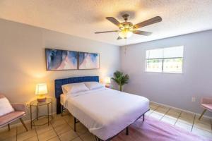 1 dormitorio con 1 cama y ventilador de techo en King beds, sports teams, work crews, en Sarasota