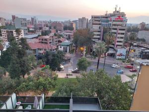 uma vista para uma cidade com uma rua e edifícios em céntrico y acogedor apartamento en el Prado em Cochabamba