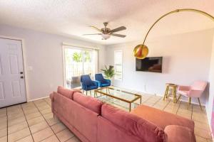 sala de estar con sofá rojo y sillas azules en King beds, sports teams, work crews, en Sarasota