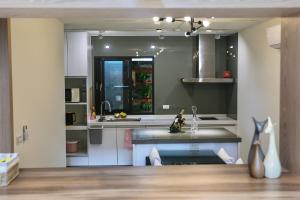 una cucina con un lavello e un piano di lavoro di 青逸居 桃園中壢民宿 親子包棟 Qing Yi Ju a Zhongli