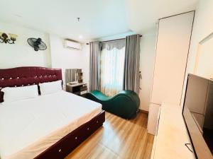 a bedroom with a bed and a mirror at Thủ Đô Vàng Hotel - QL6 Hà Đông - by Bay Luxury in Hà Ðông