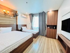 Katil atau katil-katil dalam bilik di Thủ Đô Vàng Hotel - QL6 Hà Đông - by Bay Luxury
