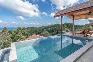 una piscina con vistas al océano en Santai 2Bedrooms Villas Koh Phangan en Chaloklum