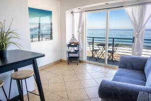 uma sala de estar com vista para o oceano em Beachfront, sun, sand & fun - Cozy 1 Bdr Apt em Tijuana
