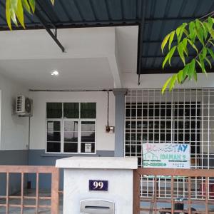 eine Bar vor einem Gebäude in der Unterkunft Homestay Idaman 2 in Bukit Kayu Hitam