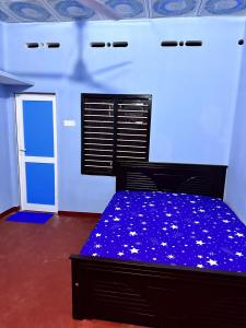 Ce lit se trouve dans un dortoir bleu. dans l'établissement Jaffna Town, à Jaffna