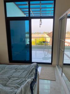 una camera con letto e vista su un balcone di استراحة الساحل a Dumistān