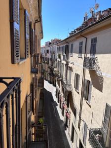 ビエッラにあるCasa Mafalda trilocale in centroの二棟の路地