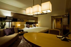 Postel nebo postele na pokoji v ubytování Kyoto Brighton Hotel