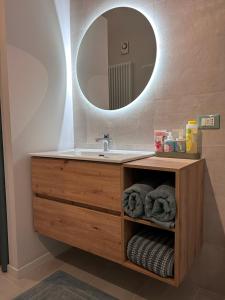 ビエッラにあるCasa Mafalda trilocale in centroのバスルーム(鏡付き洗面台、タオル付) +24枚の写真