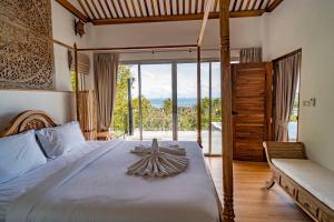 Postel nebo postele na pokoji v ubytování 2br Modern Balinese pool & sea view villa #5