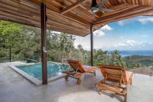un patio con 2 sillas y una piscina en Santai 2Bedrooms Villas Koh Phangan en Chaloklum