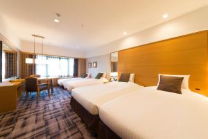 Postel nebo postele na pokoji v ubytování Kyoto Brighton Hotel