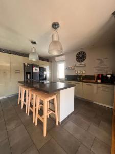 Kuchyňa alebo kuchynka v ubytovaní Maison en bois , plein pieds,piscine privative