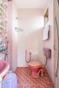 W łazience znajduje się różowa toaleta i umywalka. w obiekcie Last Minute Trip Hostel Morjim w mieście Morjim